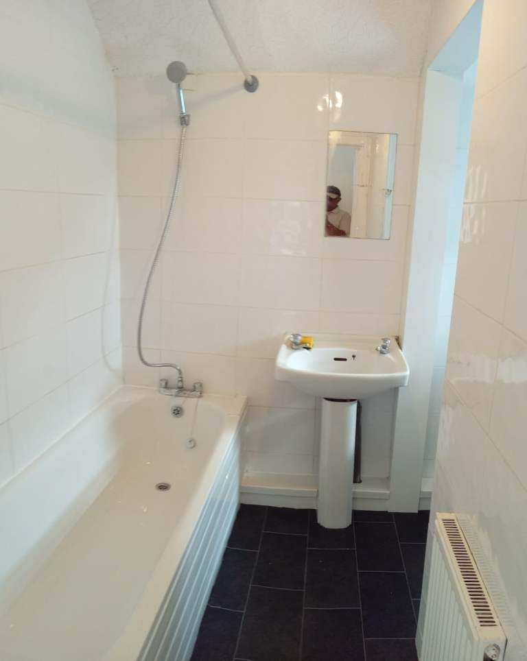 Spacious 3-Bedroom Semi-Detached Family Home (KT13QE) - COMPANY LET ALLOWED