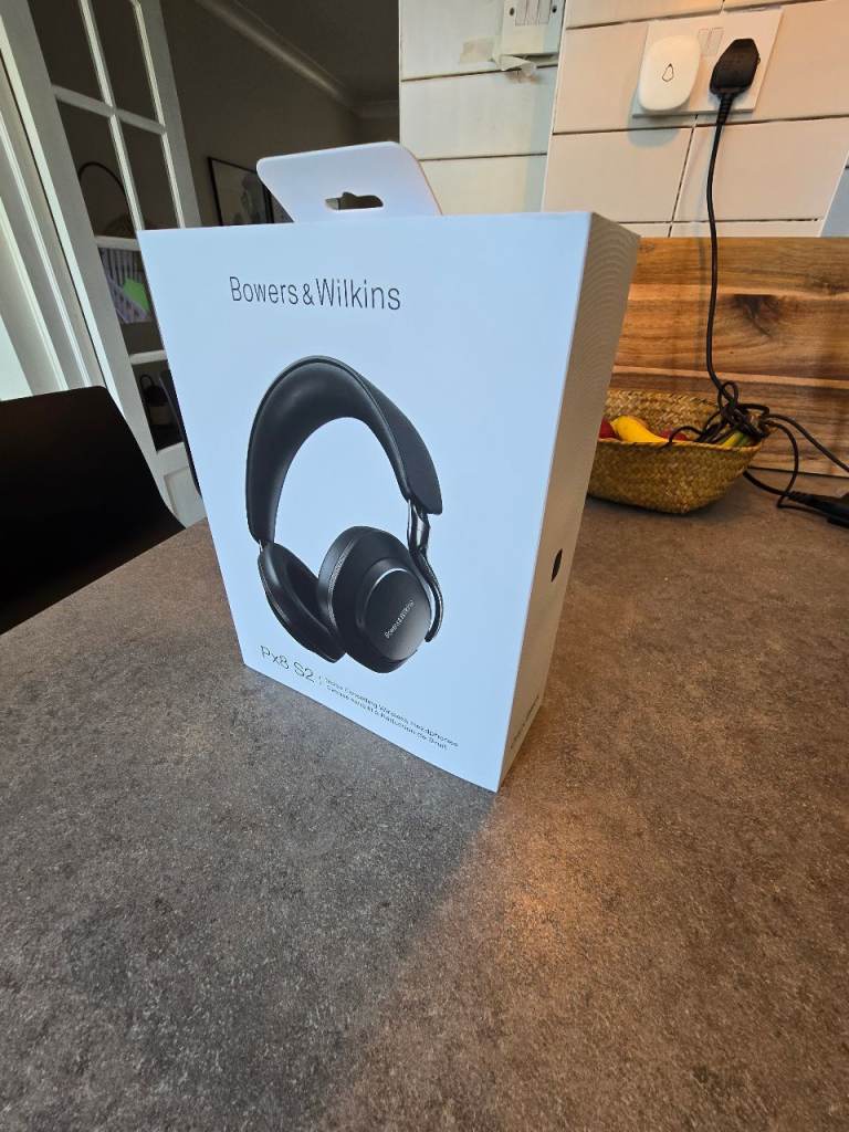 Bowers & Wilkins PX8 S2 wireless headpho es