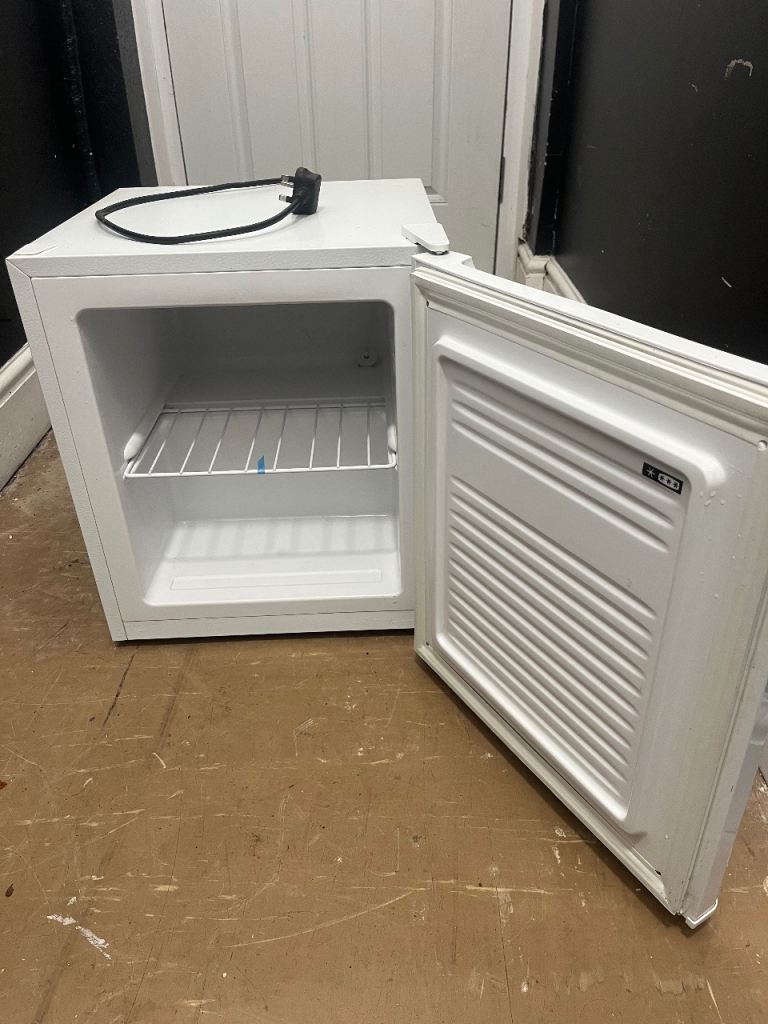 White Tabletop Freezer MVRDD105 – Good Condition