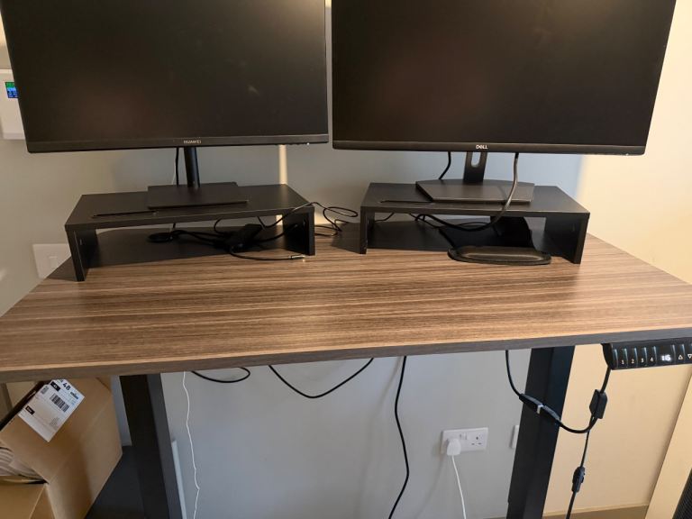 Electric standing desk