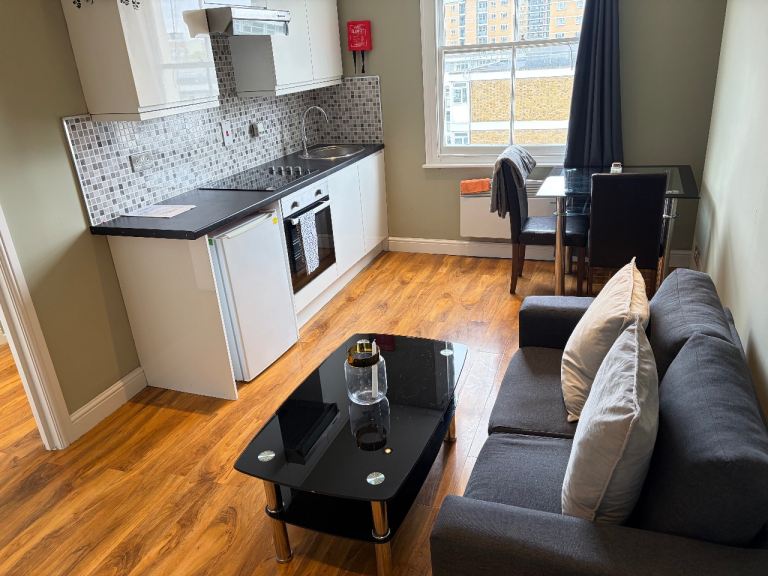 Modern Top Floor 1 Bed Flat Shower Open Plan Kitchen Dining Sitting Room Near Tube Bus Shops