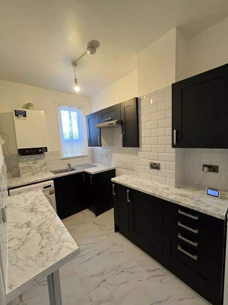 3 Bedroom First Floor Flat to rent in Sevenkings