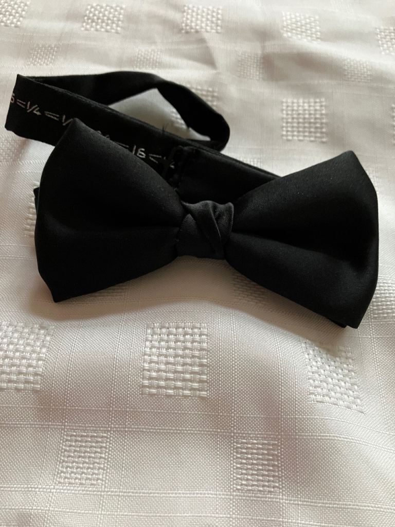 Shiny Black bow tie in very good condition 