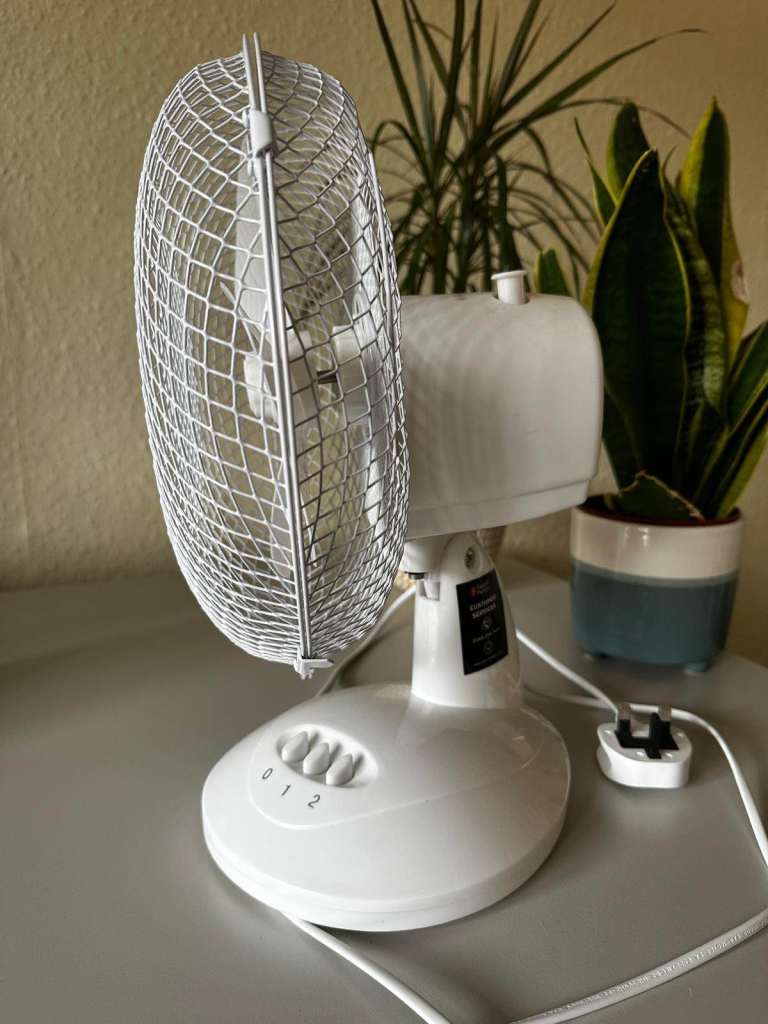 Russell Hobbs 9"" Inch Portable Desk Fan 2 Speeds