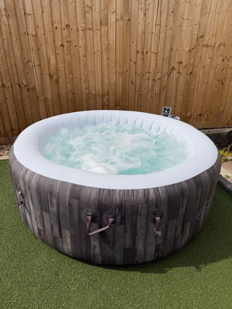 Lay-Z-Spa Inflatable Hot Tub – like brand new Condition