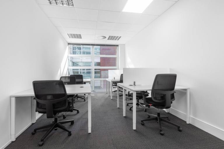 Reigate - RH2 9RJ \ Coworking Space with Flexible Desk Access