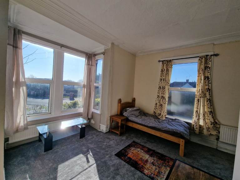 Available now – Spacious self-contained ground floor flat