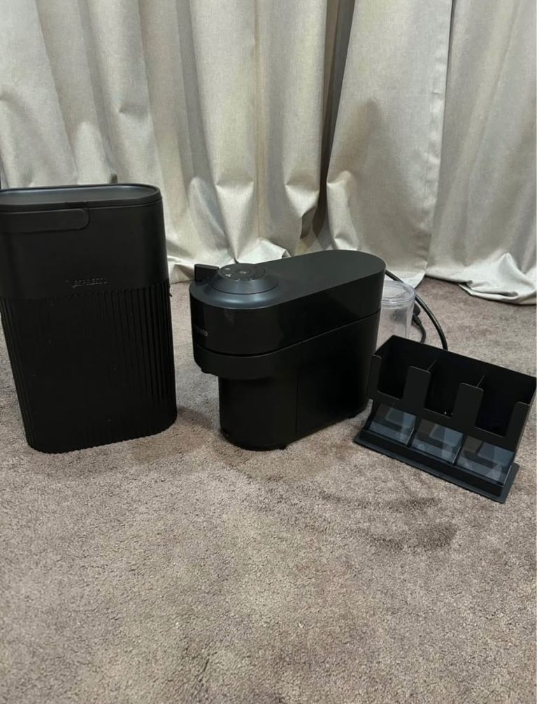 Nespresso coffee machine with capsule holder and recycling bin