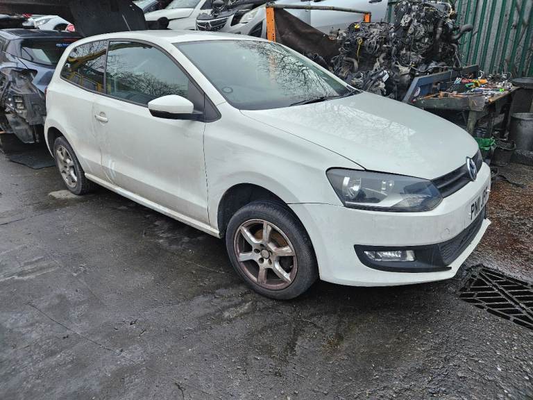 Breaking for parts only volkswagon polo 3 door white 2011 model 
