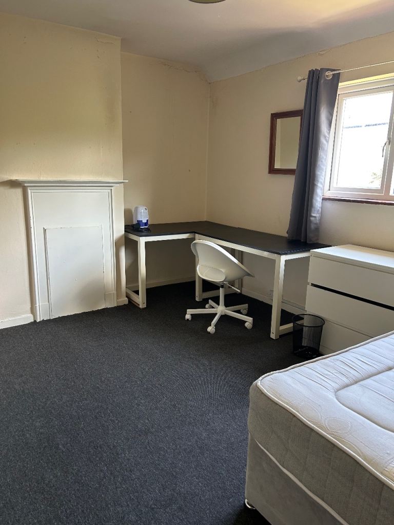 Room to rent in family home 