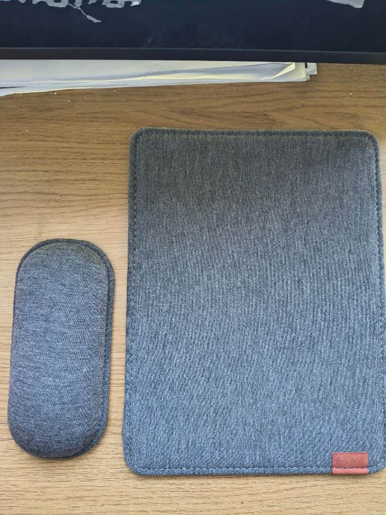 Mouse mat and wrist support set