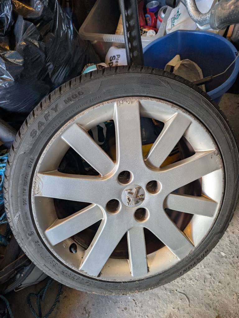 Peugeot 17" alloys.