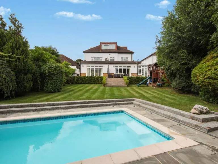 Six Bedroom Detached House – Salmon Street, London, NW9 Ref: 2266
