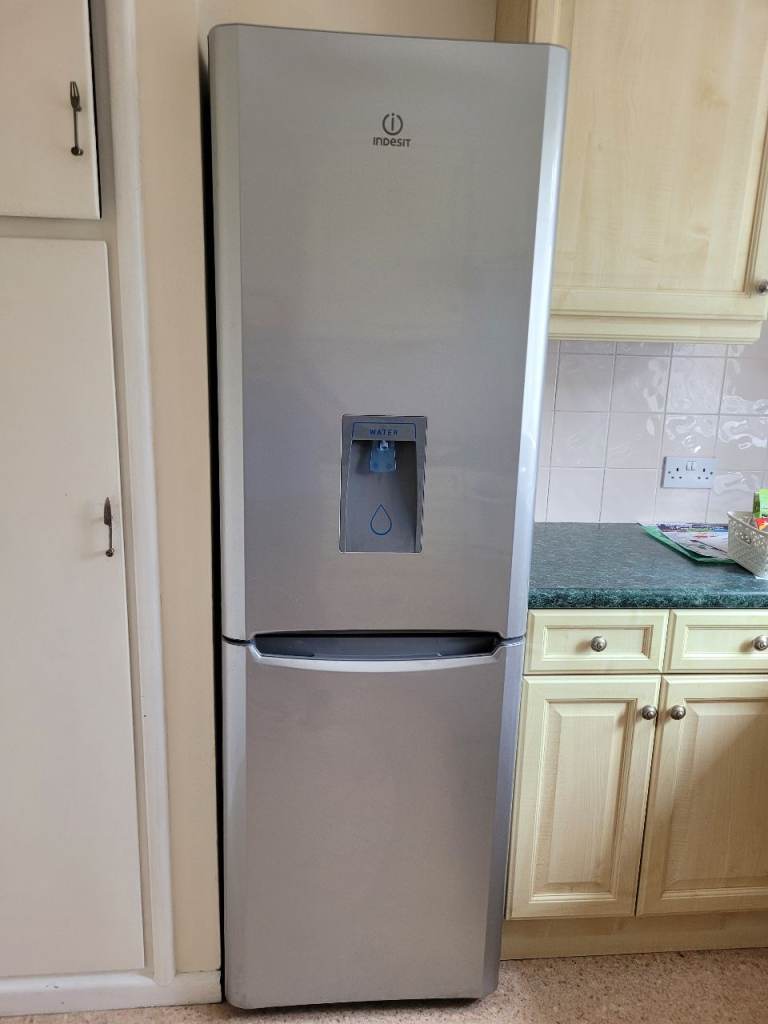 Indesit Silver Fridge Freezer with Water Dispenser – Good Condition