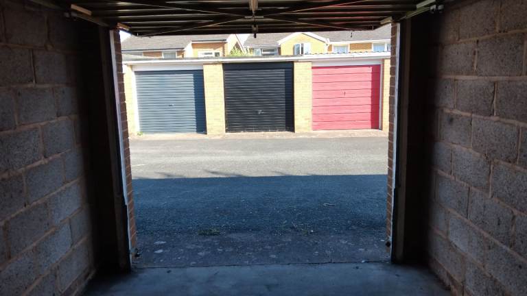 Pinhoe Garage to let