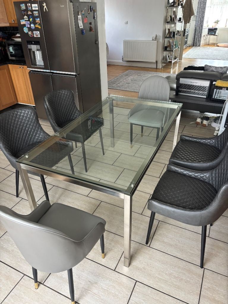 Dining table with 6 chairs 