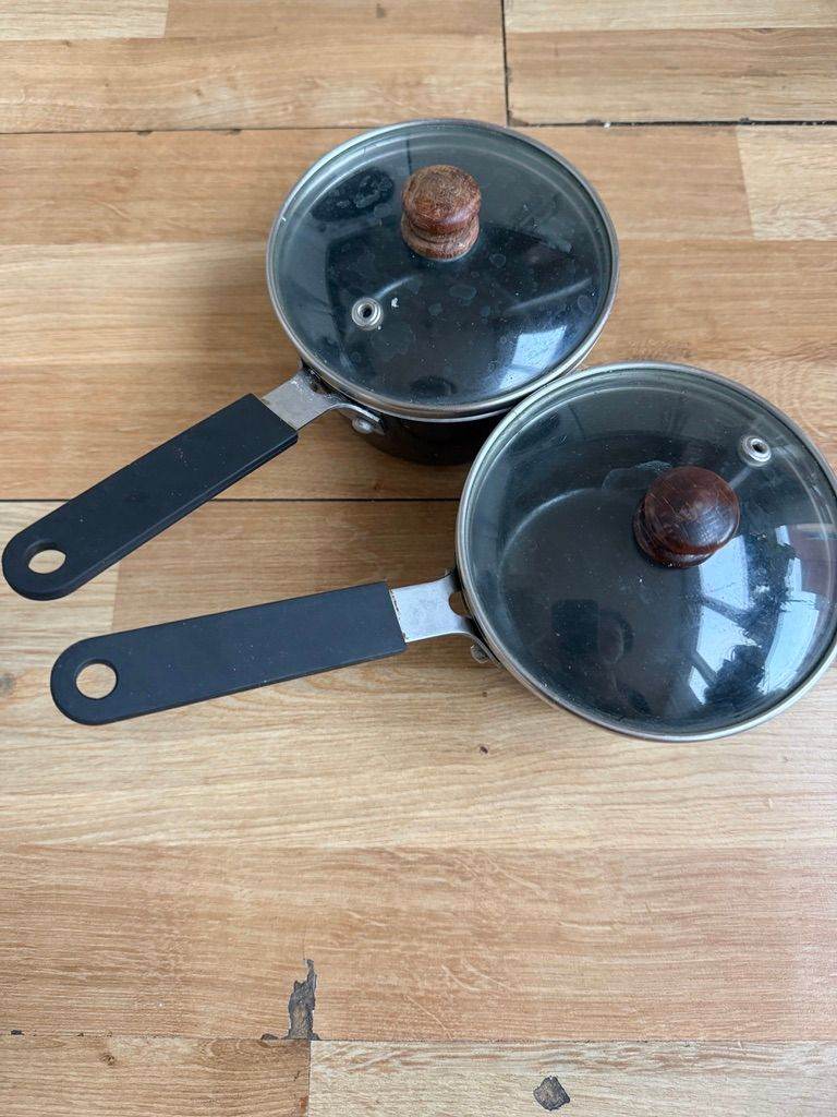  set of 2 Maxwell & Williams Small Saucepans with Lids - for 1 serve