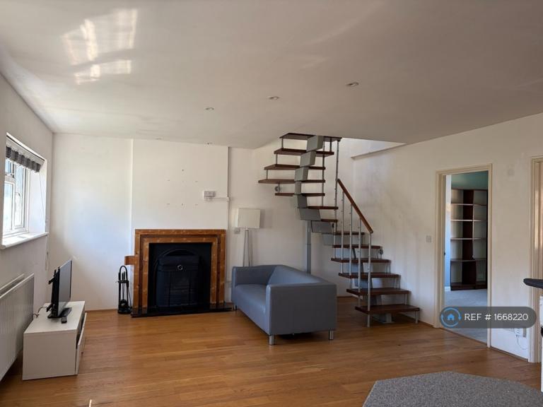 3 bedroom flat in Churchbury Road, London, SE9 (3 bed) (#1668220)