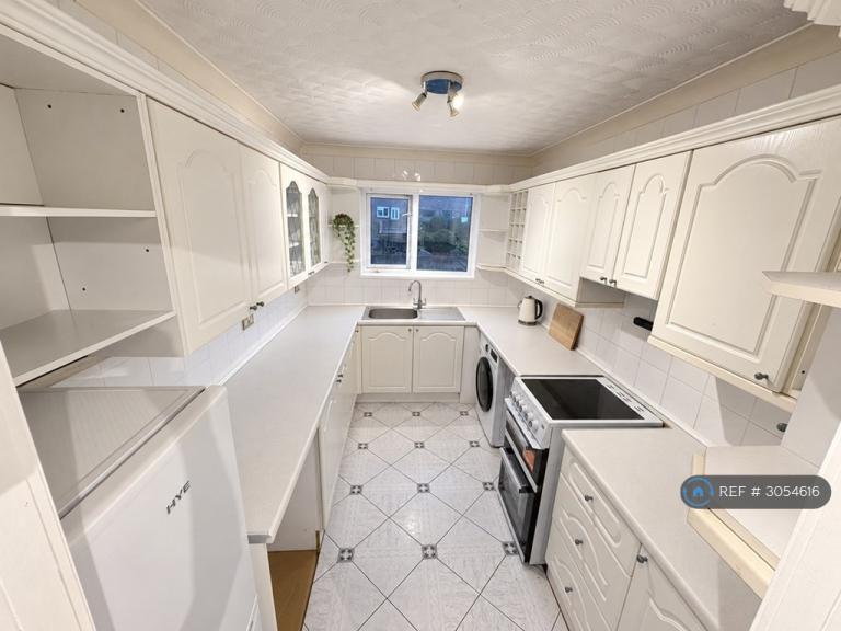 2 bedroom flat in Beechley Drive, Cardiff, CF5 (2 bed) (#3054616)