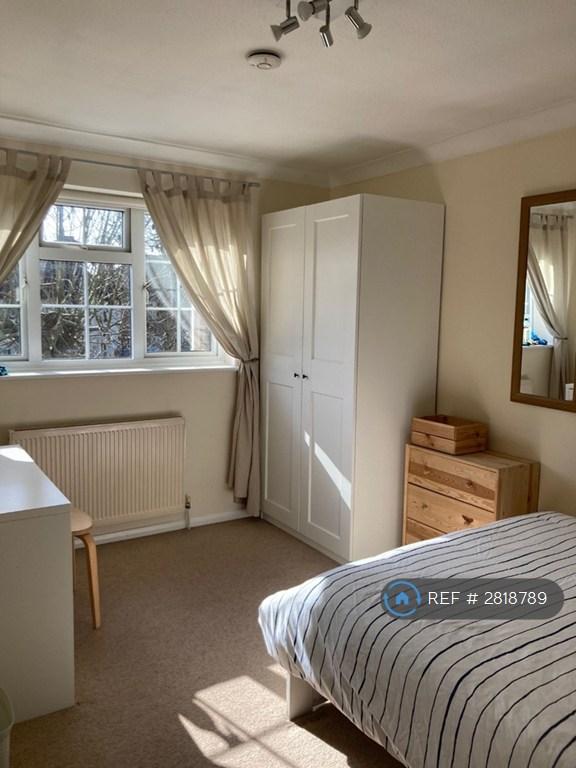1 bedroom in Fairlawns Close, Staines-Upon-Thames, TW18 (#2818789)