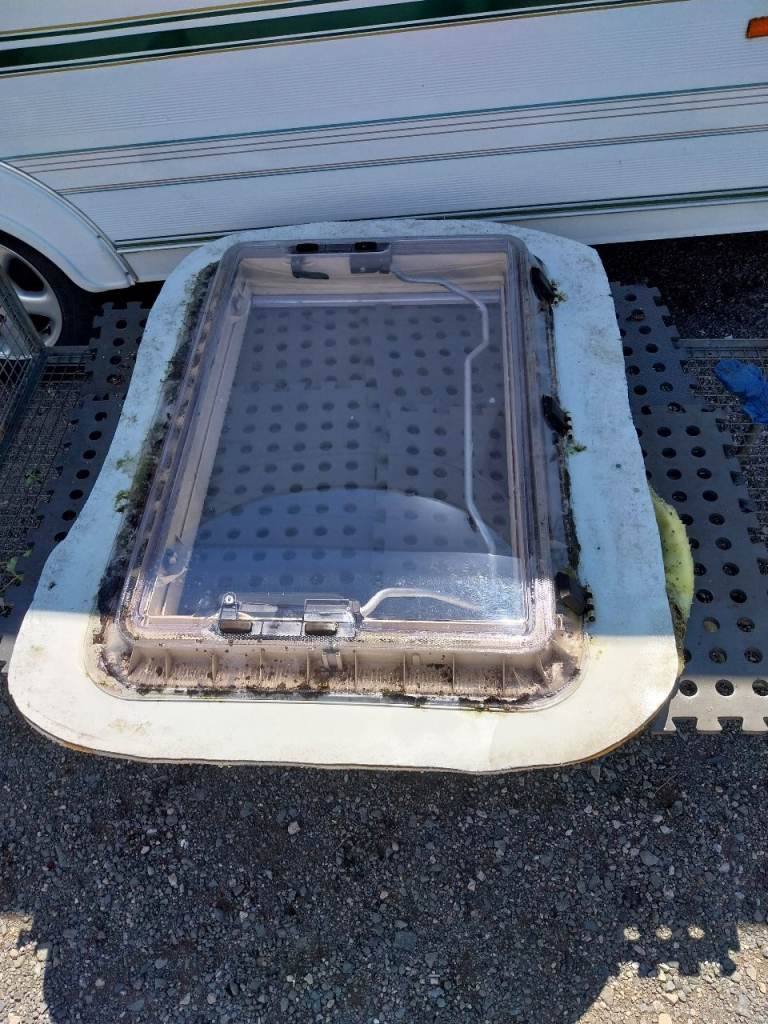 Heki caravan skylight 