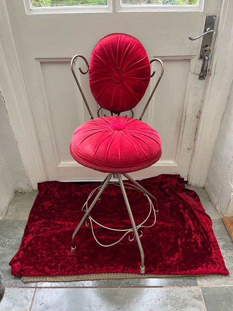 PRETTY VINTAGE FRENCH BOUDOIR CHAIR 