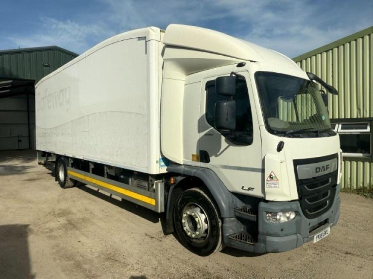 DAF LF 260 4x2 FRIDGE TRUCK WITH TAIL LIFT