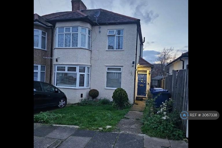 2 bedroom flat in Northolt Gardens, Greenford, UB6 (2 bed) (#3067338)