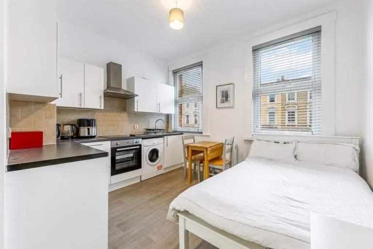Converted 1st Floor Studio Flat Store Shower DBed Room Kitchen Dining Sitting VeryNearTubeBusShops