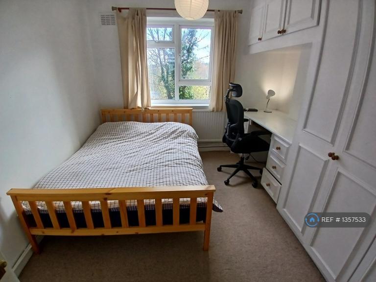 1 bedroom in Queen Elizabeths Close, London, N16 (#1357533)