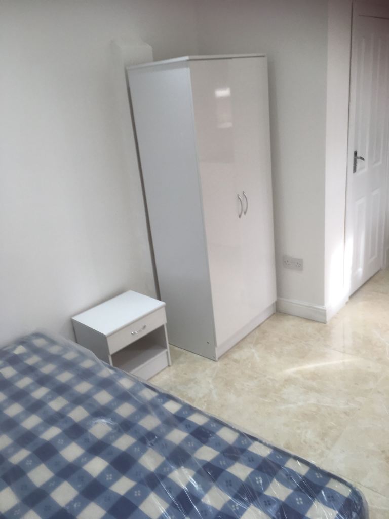 New Studio Flat let for Single Professional or Student