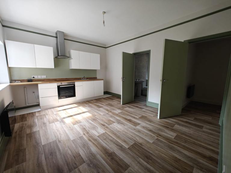 2 bedroom flat ground floor outside space pets considered