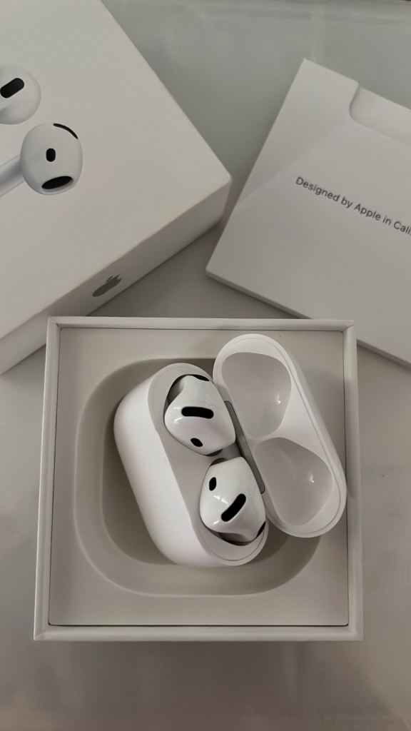 Apple airpods 4 with original charging case and box