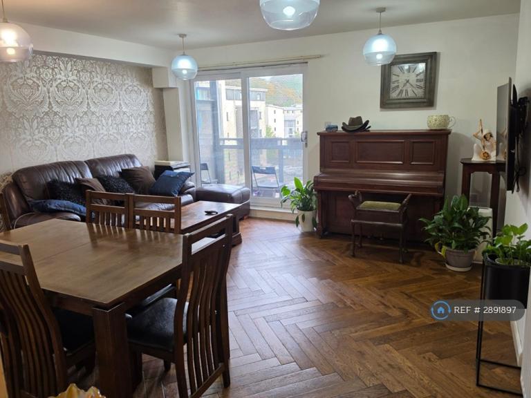2 bedroom flat in Hawkhill Close, Edinburgh, EH7 (2 bed) (#2891897)