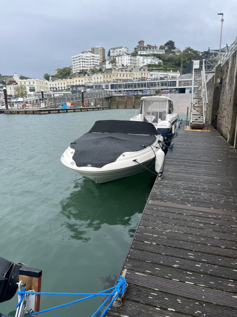 Searay 2100 bow rider 