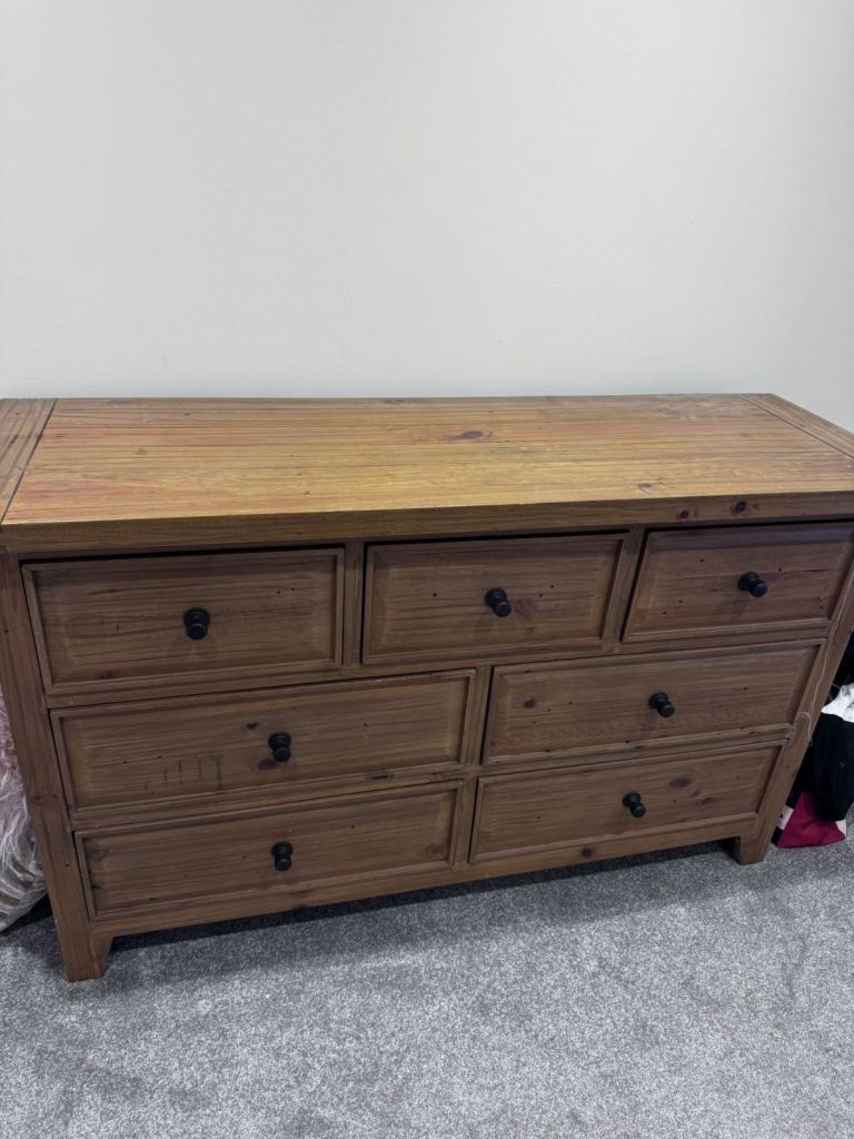 Oak chest of drawers excellent condition 
