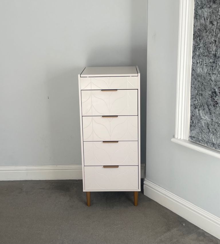 Light pink chest of drawers with a mirror 