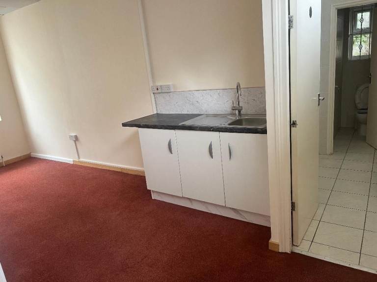 Studio flat in Hackney, Well street