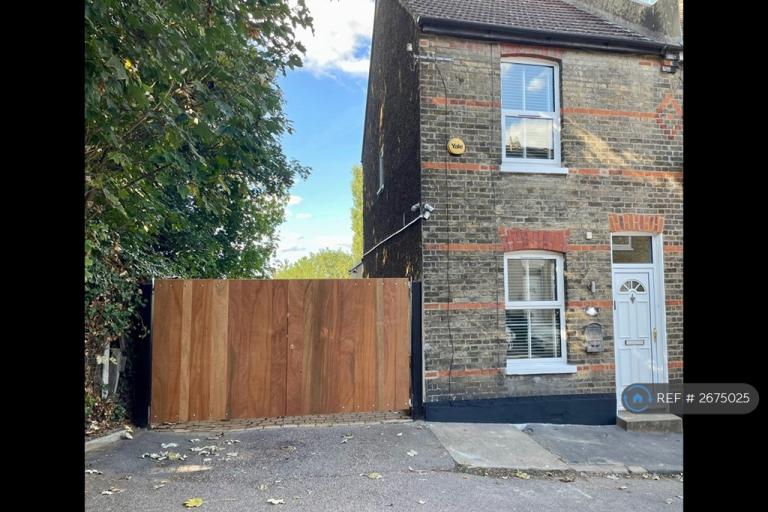 2 bedroom house in Castle Street, Greenhithe, DA9 (2 bed) (#2675025)
