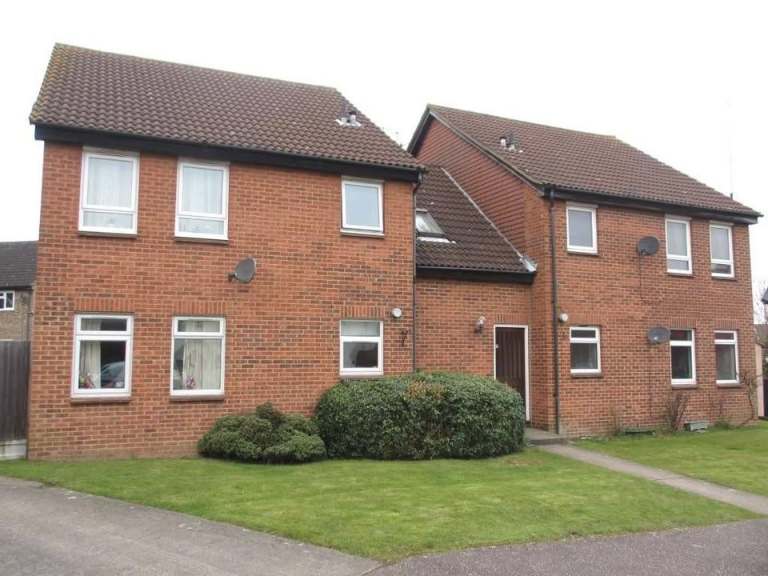 Rear Ground Floor Studio Flat To Let Rent in Hockley, Essex SS5