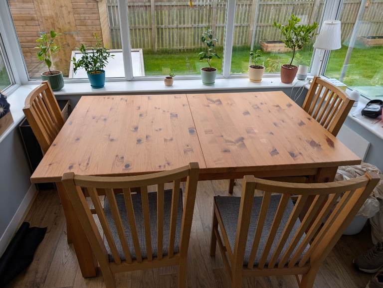 Extendable Wooden Dining Table with 4 Chairs