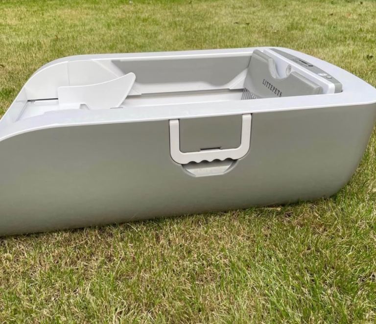 Automatic self-cleaning cat litter tray