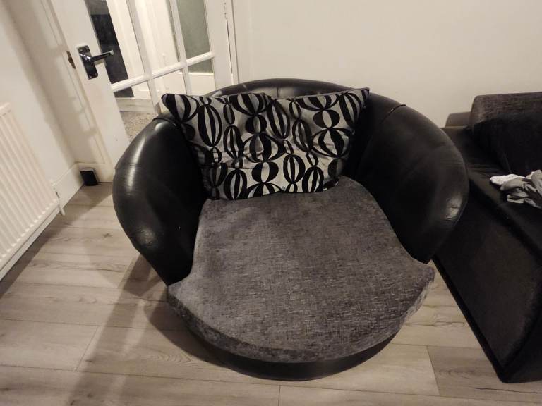 Nice round Cuddle Couch