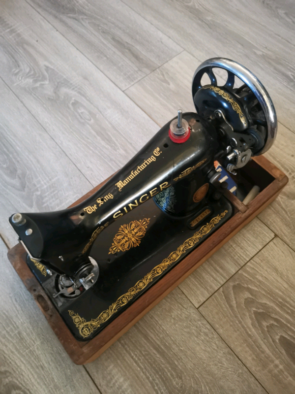 Singer hand crank sewing machine 