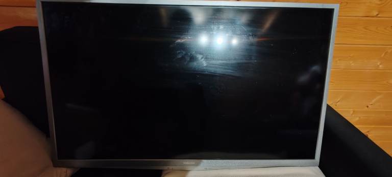 Toshiba 40RL858 40" Full HD LED TV – Great Retro / Gaming / PC Use – £65