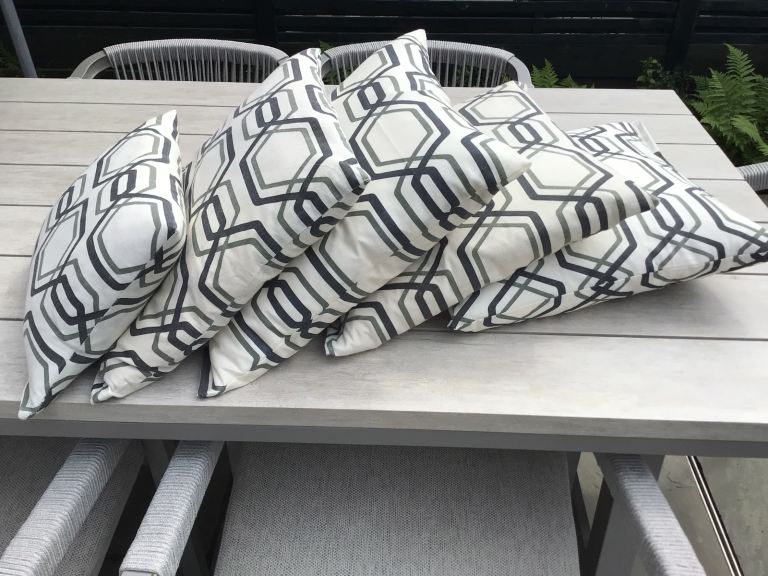 Cushions 4 x square. 1 x rectangular