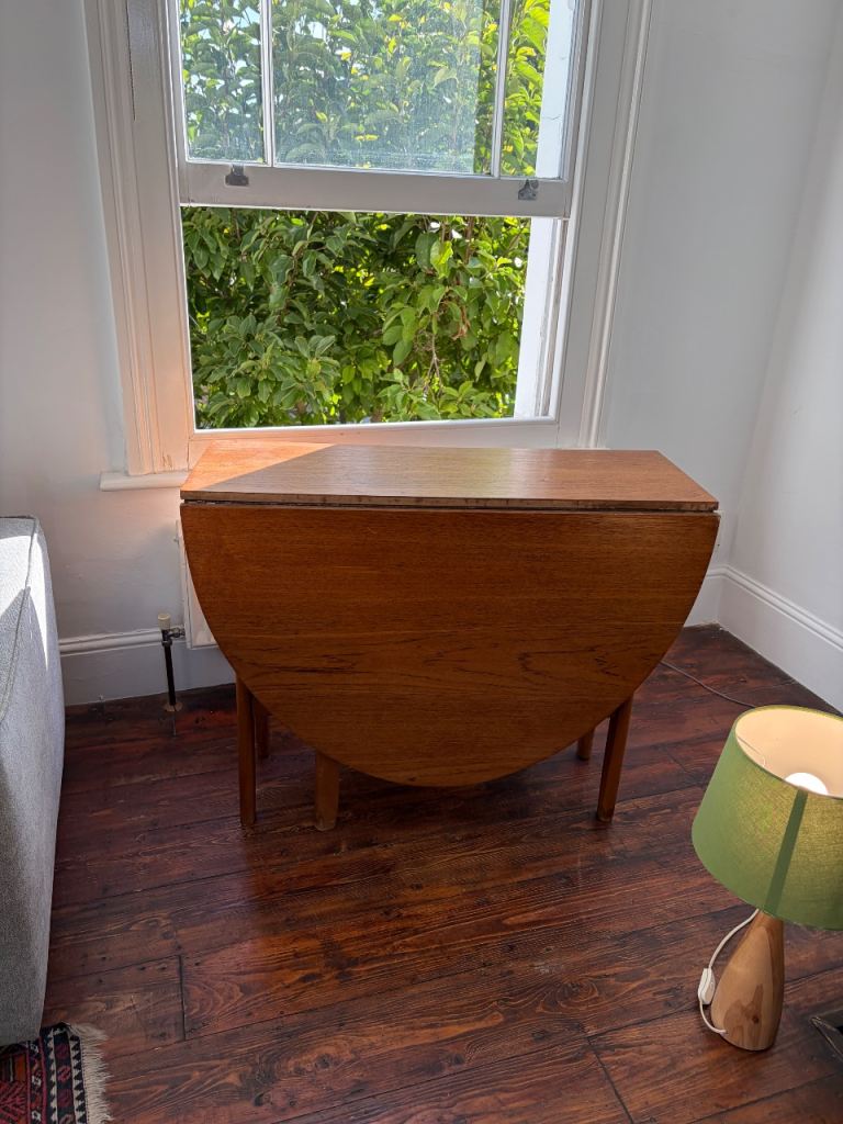 Vintage folding leaf table and 6 chairs 