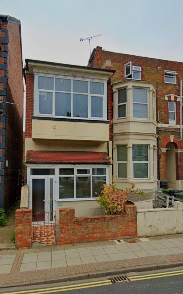 Studio Flat, Victoria Road North PO5