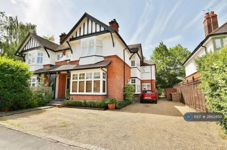 2 bedroom flat in York Road, Woking, GU22 (2 bed) (#2862450)