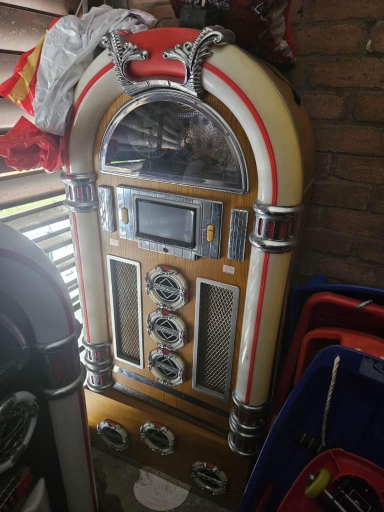 Retro Jukebox - Good Condition, Classic Design